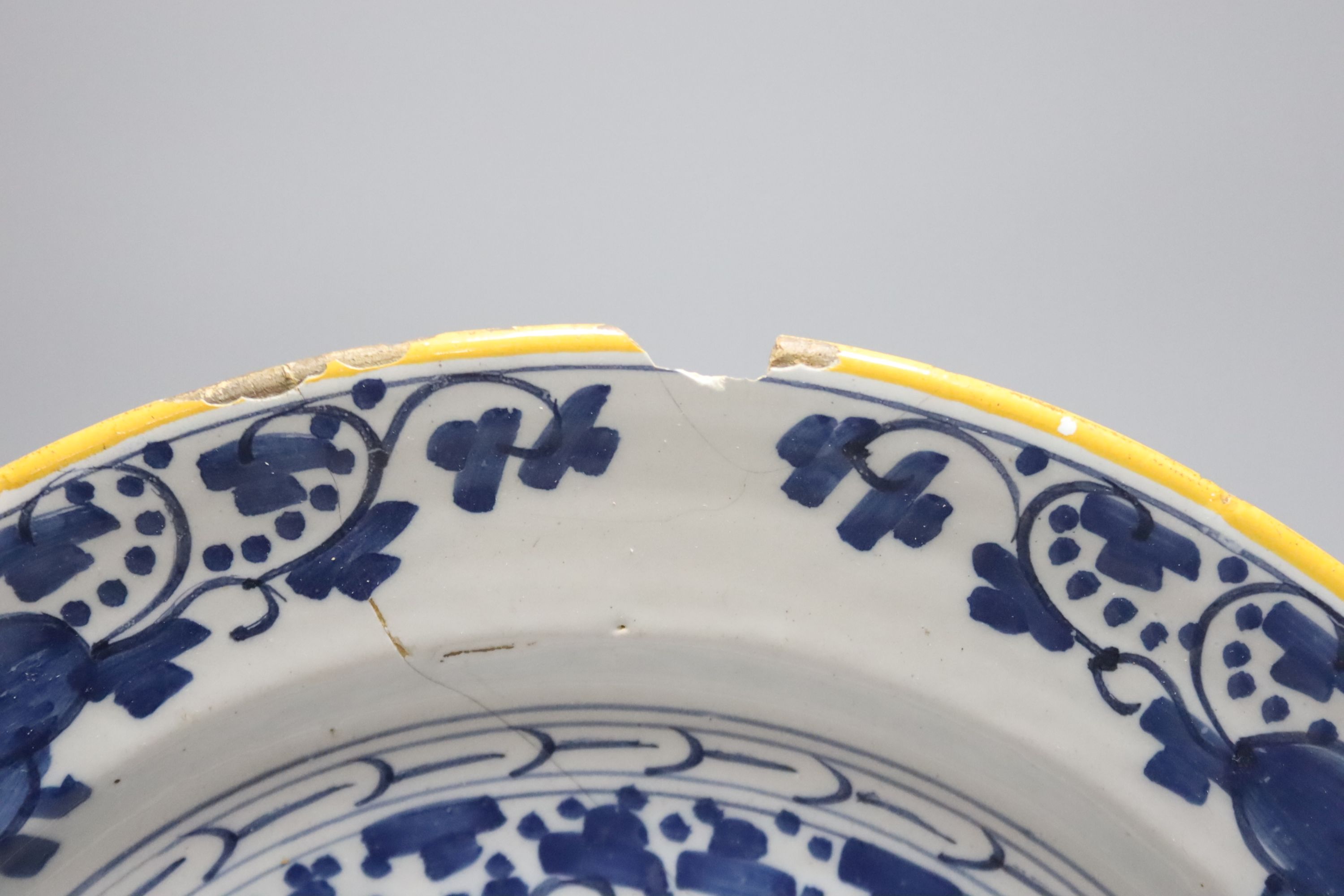 An 18th century Dutch delft charger, diameter 35cm (a.f.)